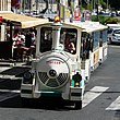 Petit train touristique en action